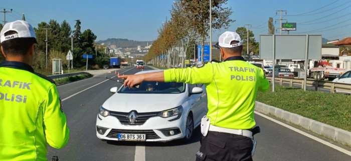 Limitleri aştılar polise takıldılar