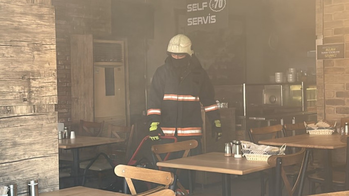 Lokantanın bacasında çıkan duman itfaiyeyi harekete geçirdi