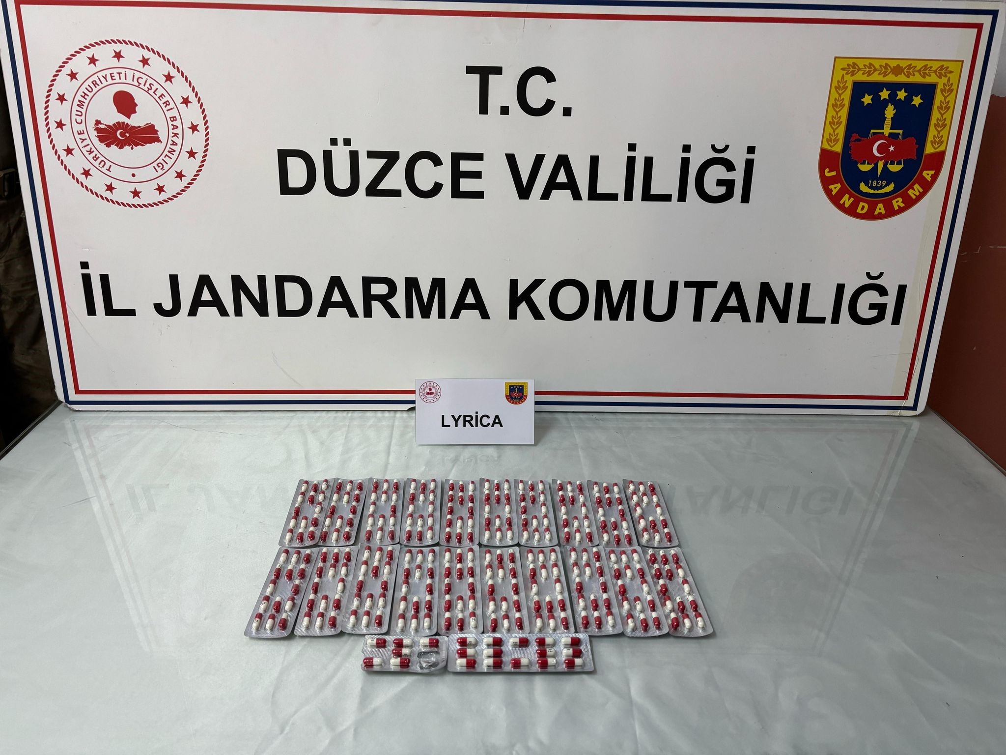 Aracındaki uyuşturucu hapları jandarmaya teslim etti! 