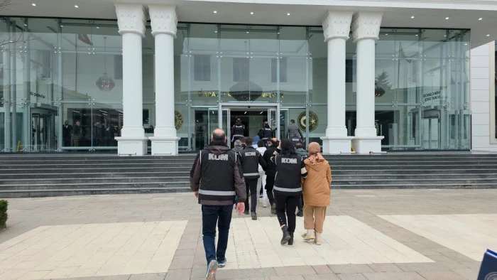 D&uuml;zce'de Sahte Kimlikli Arazi Dolandırıcıları Tutuklandı