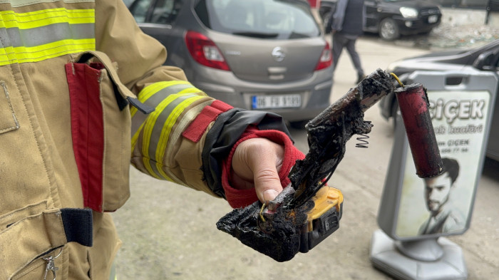 Düzce’de şarjda bırakılan matkap bomba gibi patladı!