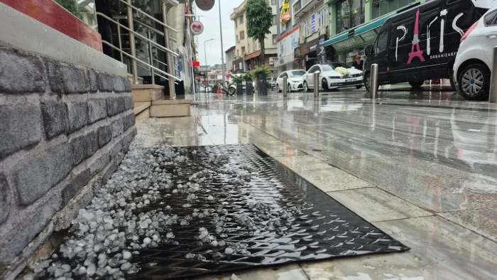 Şehir merkezinde dolu yağışı etkili oldu