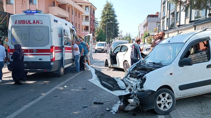 Mehmet Akif Caddesinde iki araç çarpıştı çok sayıda yaralı