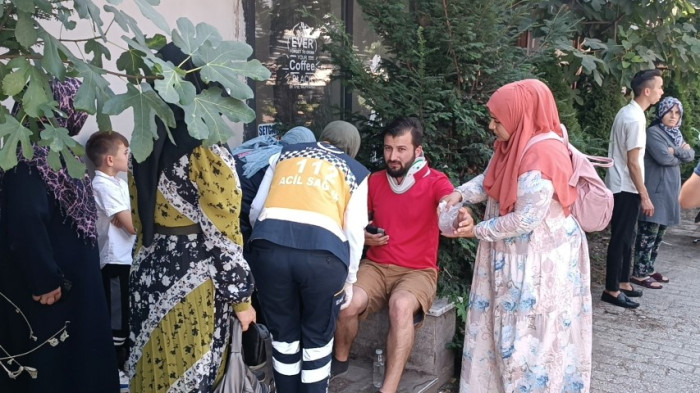 Mehmet Akif Caddesinde iki araç çarpıştı çok sayıda yaralı
