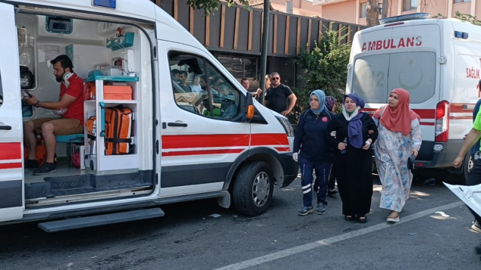 Mehmet Akif Caddesinde iki araç çarpıştı çok sayıda yaralı