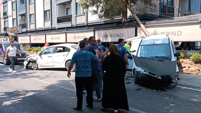 Mehmet Akif Caddesinde iki araç çarpıştı çok sayıda yaralı