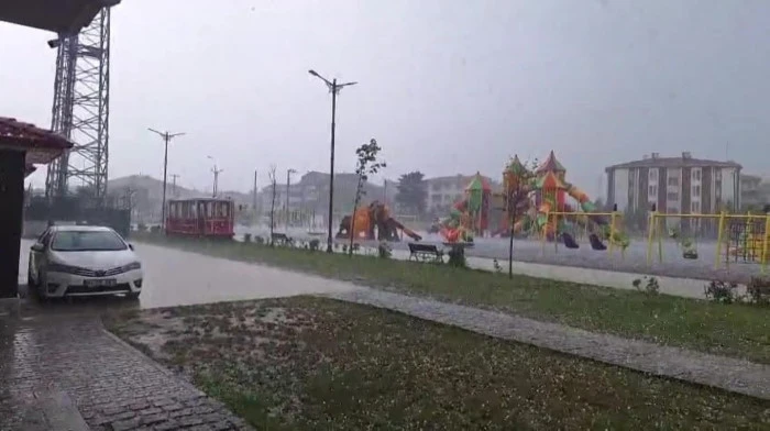 Şehir merkezinde dolu yağışı etkili oldu