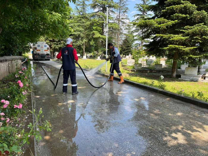 Mezarlıklarda hummalı çalışma Kurban bayramı öncesi