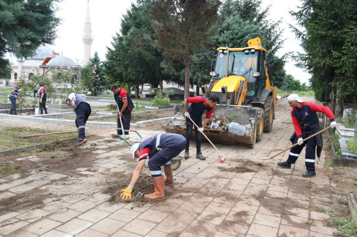 Mezarlıklarda hummalı çalışma Kurban bayramı öncesi