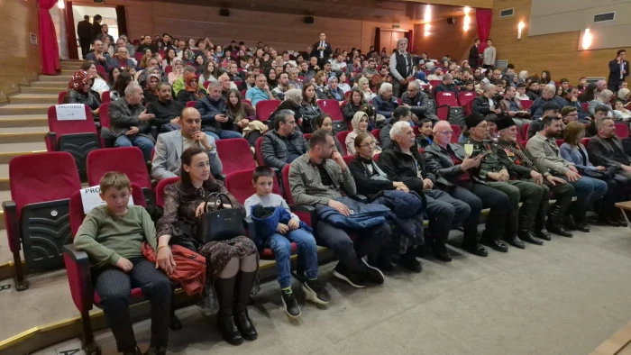 Hakemlerden duygusal gösteri: Vatan için şehit düşenlerin hikayesini sahneye taşıdılar