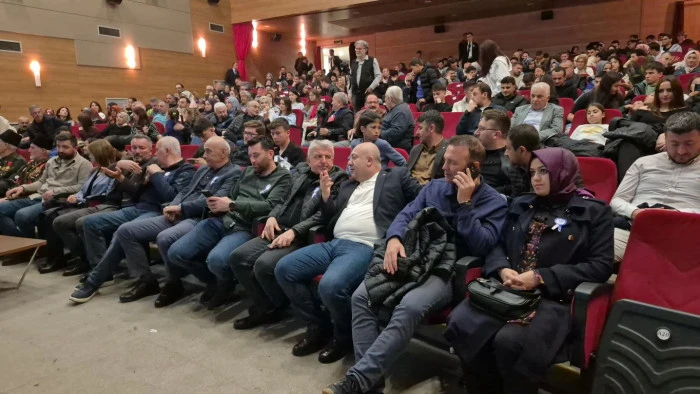 Hakemlerden duygusal gösteri: Vatan için şehit düşenlerin hikayesini sahneye taşıdılar