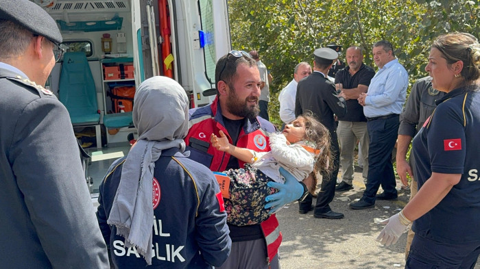 Minik kazazedeye özel ilgi! 