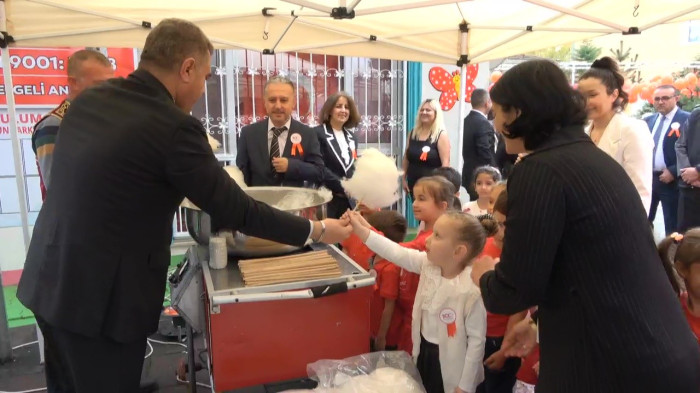 Minikler cumhuriyetin 100. Yılı Vali amcalarıyla birlikte kutladılar