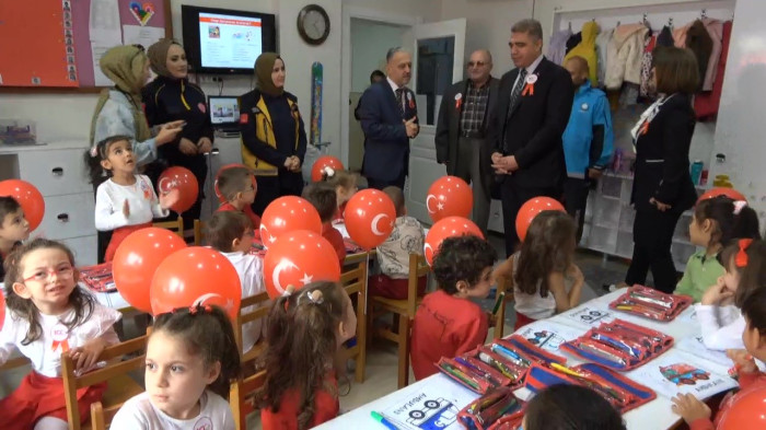 Minikler cumhuriyetin 100. Yılı Vali amcalarıyla birlikte kutladılar