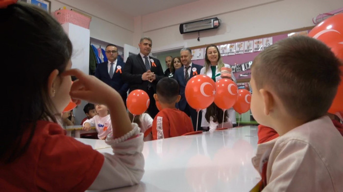 Minikler cumhuriyetin 100. Yılı Vali amcalarıyla birlikte kutladılar