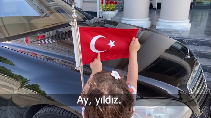 Miniklerden yürekleri ısıtan bayrak sevgisi