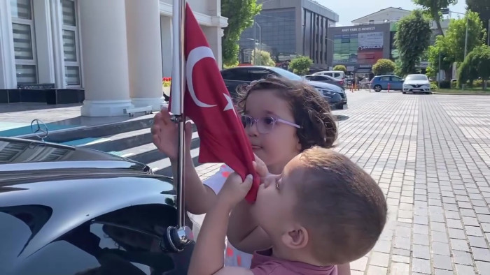 Miniklerden yürekleri ısıtan bayrak sevgisi