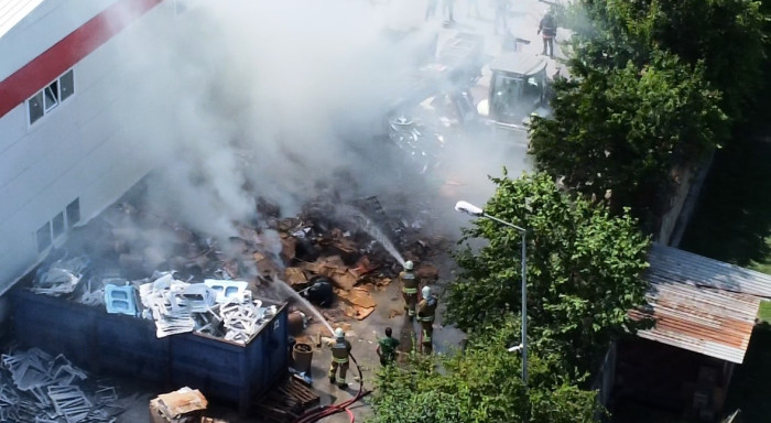 Mobilya üretimi yapan fabrikada yangın çıktı