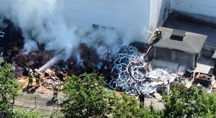 Mobilya üretimi yapan fabrikada yangın çıktı