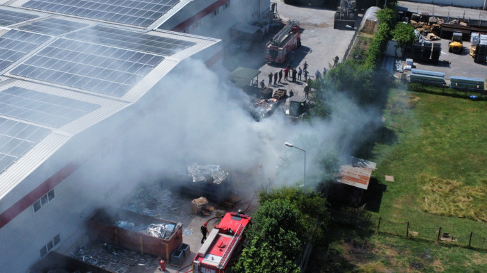 Mobilya üretimi yapan fabrikada yangın çıktı