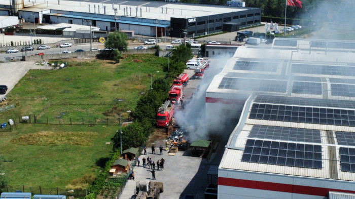 Mobilya üretimi yapan fabrikada yangın çıktı