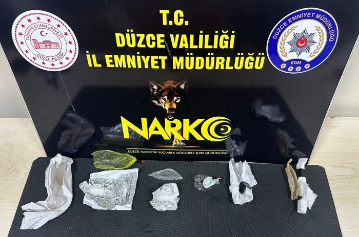 Polis Düzce'de Uyuşturucu Satıcısını Tutukladı: 10 Gram Metamfetamin ve Ecstasy Bulundu