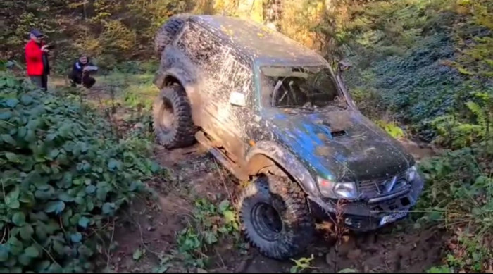 Off-Road aksiyon dolu orman gezisi! 