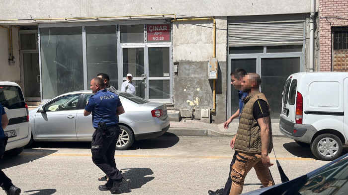 Öfkeli koca evi bastı ortalık karıştı