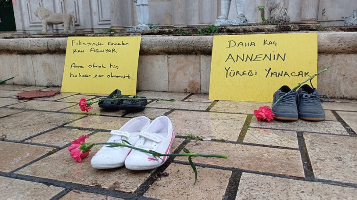Önce ayakkabılar sonra karanfil bıraktı