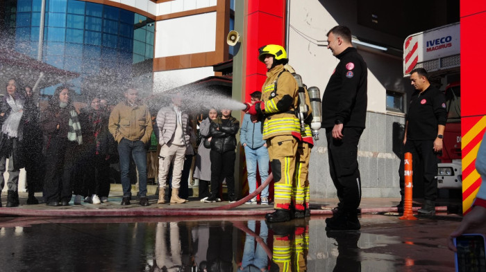 Üniversite öğrencilerine yangına müdahale eğitimi