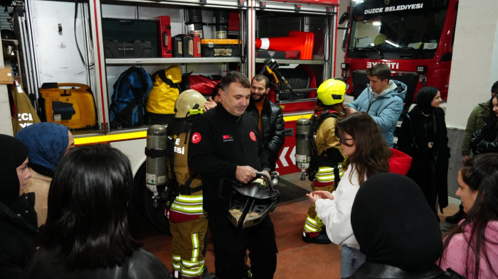 Üniversite öğrencilerine yangına müdahale eğitimi