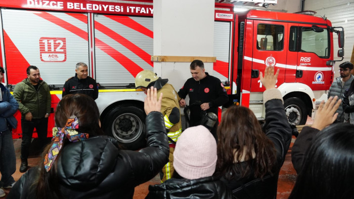 Üniversite öğrencilerine yangına müdahale eğitimi
