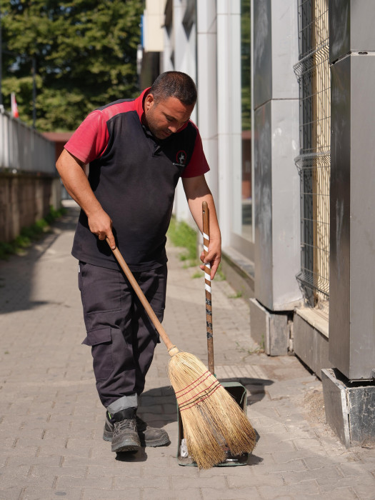 Temizlik yaparken bulduğu cüzdan ve altını karakola teslim ettiler