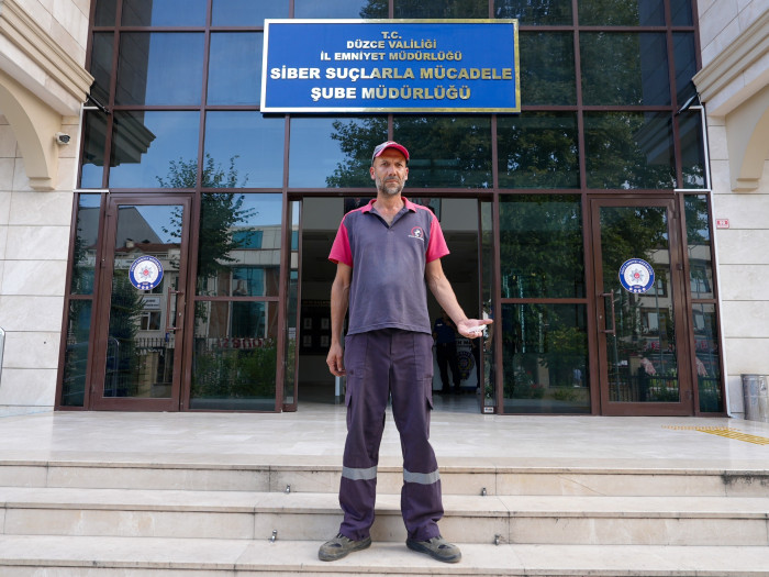 Temizlik yaparken bulduğu cüzdan ve altını karakola teslim ettiler