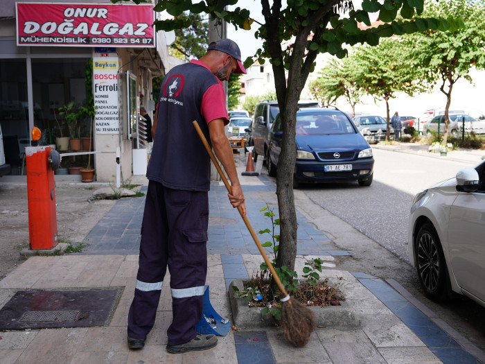 Temizlik yaparken bulduğu cüzdan ve altını karakola teslim ettiler