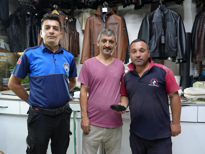 Temizlik yaparken bulduğu cüzdan ve altını karakola teslim ettiler