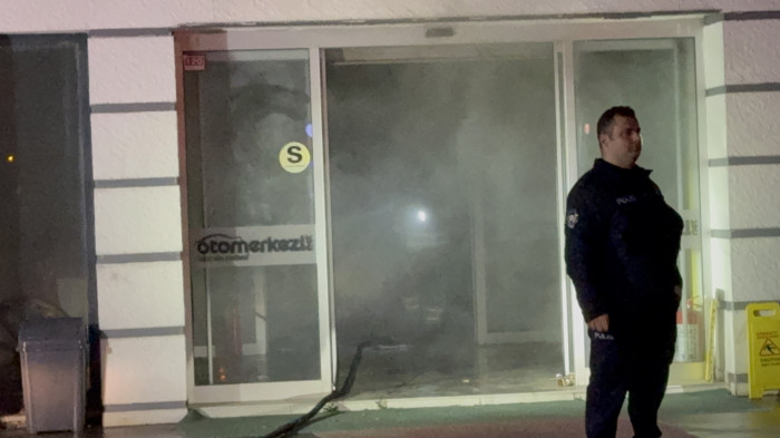 Oto galeride yangın çıktı!