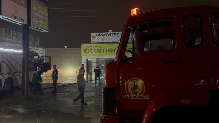 Oto galeride yangın çıktı!