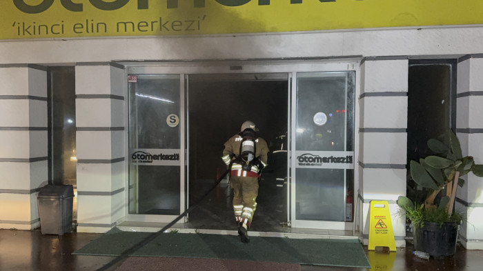 Oto galeride yangın çıktı!