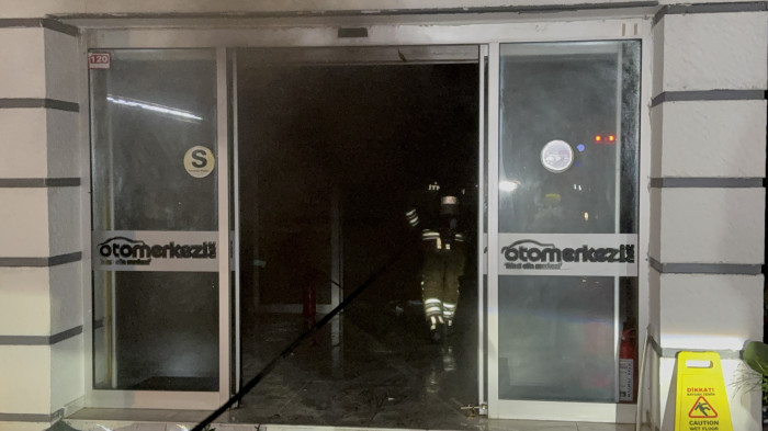 Oto galeride yangın çıktı!