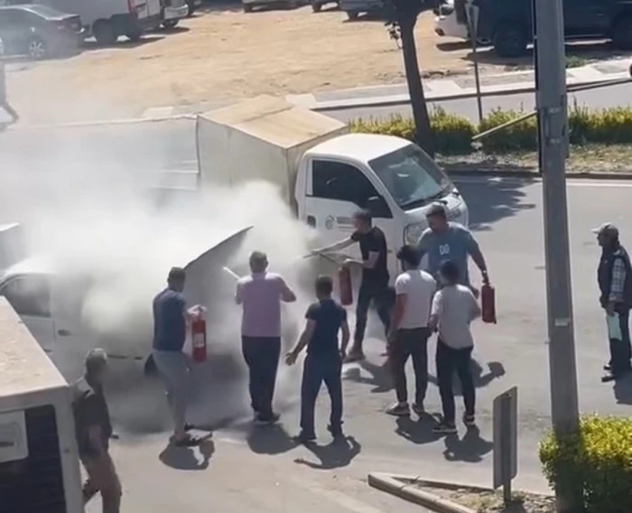Düzce'de Yanan otomobili duyarlı vatandaşlar söndürdü