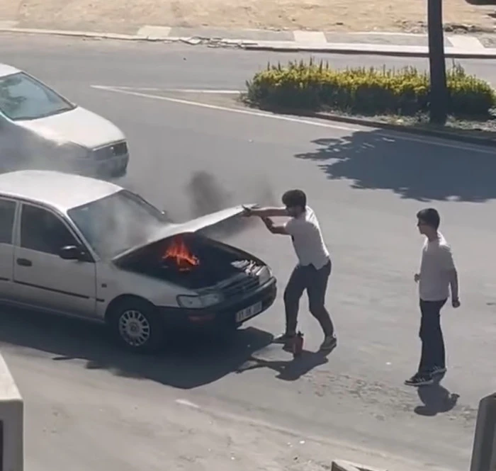 Düzce'de Yanan otomobili duyarlı vatandaşlar söndürdü