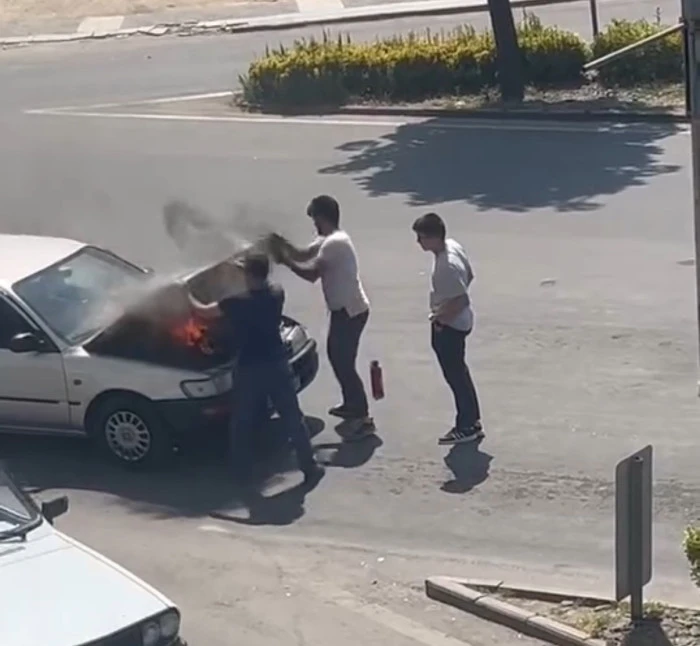 Düzce'de Yanan otomobili duyarlı vatandaşlar söndürdü