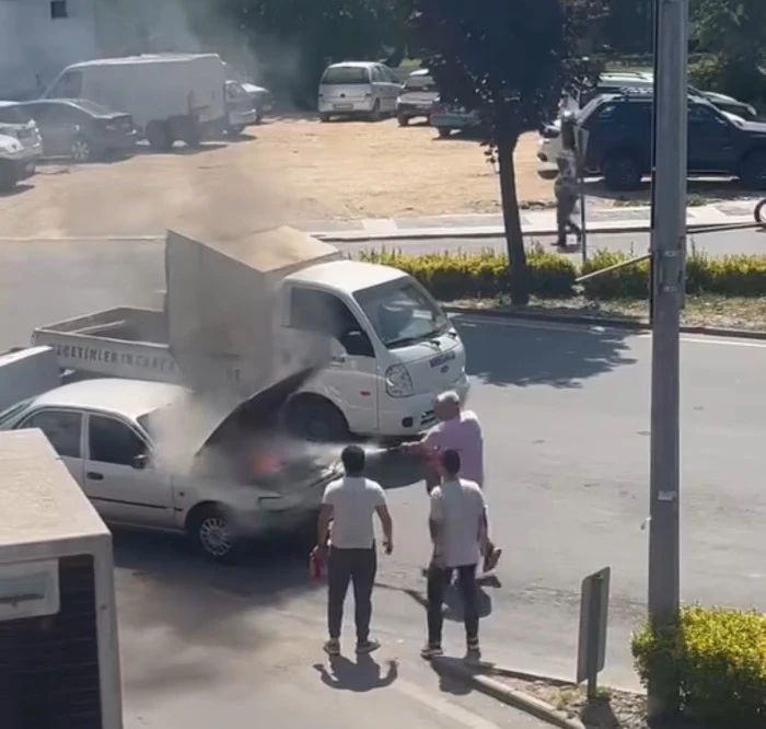 Düzce'de Yanan otomobili duyarlı vatandaşlar söndürdü