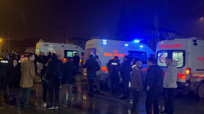 Kontrolden çıkan otomobil dereye uçtu 3 yaralı