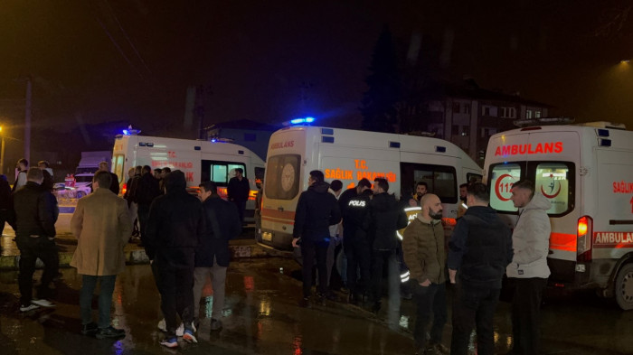 Kontrolden çıkan otomobil dereye uçtu 3 yaralı