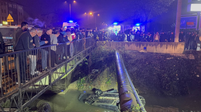 Kontrolden çıkan otomobil dereye uçtu 3 yaralı