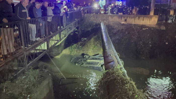 Kontrolden çıkan otomobil dereye uçtu 3 yaralı