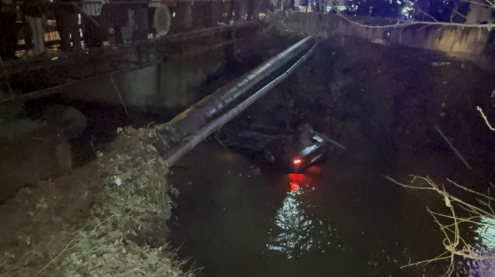 Kontrolden çıkan otomobil dereye uçtu 3 yaralı