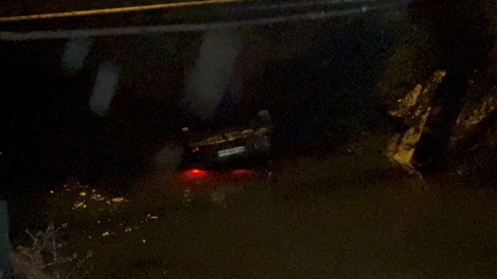 Kontrolden çıkan otomobil dereye uçtu 3 yaralı